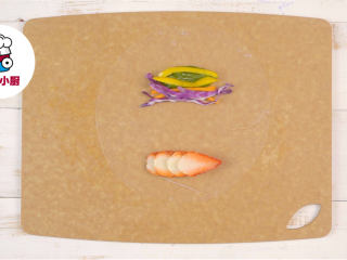 3、梦幻透明水果春卷,在春卷皮一端摆上罗勒叶、彩椒丝、紫甘蓝丝、胡萝卜丝，另一端摆上草莓片