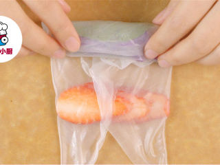 4、梦幻透明水果春卷,先包起蔬菜丝，然后左右对折春卷皮，接着继续向上卷起，包好春卷