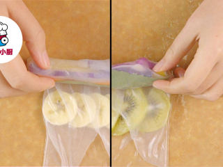 5、梦幻透明水果春卷,另取春卷皮，重复步骤，将草莓片替换成香蕉片、奇异果片，分别包好