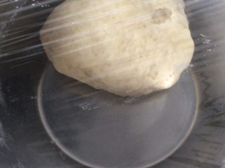 1、懒人披萨,温水化开酵母，放盐，糖，与水等量的食用油搅拌开，倒入面粉揉搓成团盖上保障膜醒发