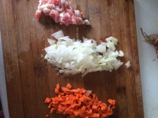 2、懒人披萨,将胡萝卜，洋葱，里脊肉切丁