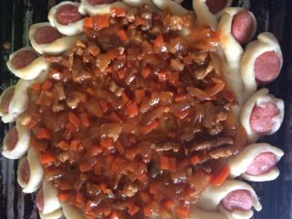 3、懒人披萨,丁，热锅到一点食用油，油热后依次倒入三丁翻炒，加盐，糖，蚝油，番茄酱翻炒几分钟出锅，就成了待会要用的披萨酱