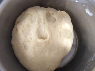 4、懒人披萨,等面醒发至两倍大即可擀皮