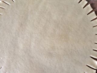 5、懒人披萨,用擀面杖擀成圆饼状后将边按一厘米间隔切开