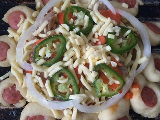 7、懒人披萨,饼底刷之前做好的披萨酱，撒芝士，里脊肉片，青椒，洋葱丝，最后再撒层芝士放烤箱烤9分钟