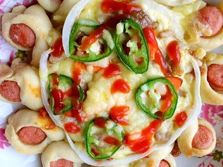 8、懒人披萨,披萨烤好后可依个人口味放一些番茄酱