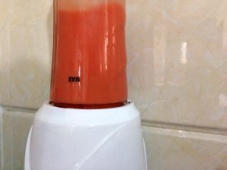 6、百变鸡蛋＋星星番茄鸡蛋饼,料理杯安装好，启动搅拌功能把番茄打成泥状