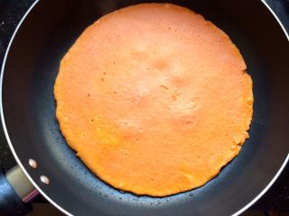 15、百变鸡蛋＋星星番茄鸡蛋饼,两面煎至金黄色，关火