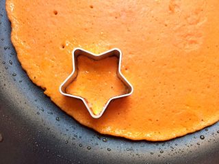 16、百变鸡蛋＋星星番茄鸡蛋饼,在煎饼上面用星星模具压出花形