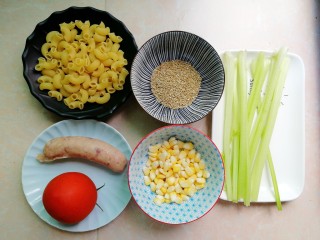 1、火腿彩蔬炒意粉,先来一张食材大合影