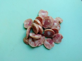 3、火腿彩蔬炒意粉,火腿切片