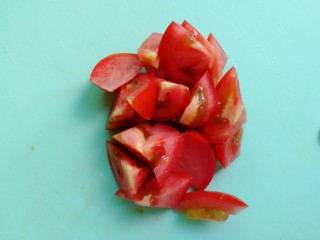 4、火腿彩蔬炒意粉,番茄切不规则大小