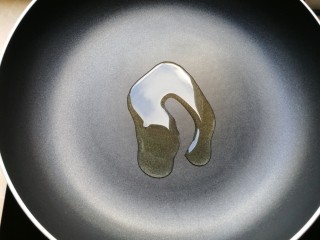 7、火腿彩蔬炒意粉,锅里放适量的油