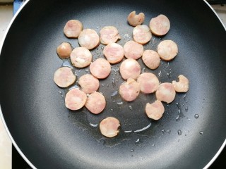 8、火腿彩蔬炒意粉,放入火腿片，煎一下