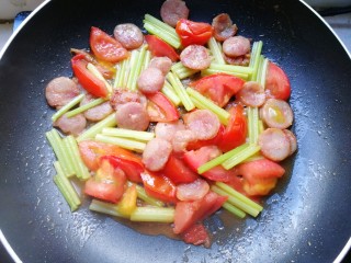 10、火腿彩蔬炒意粉,番茄变软后，加入芹菜，一直炒到处汁水