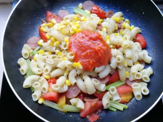 12、火腿彩蔬炒意粉,加两汤匙自制披萨酱（没有的亲可以用番茄酱代替，味道差点点）。