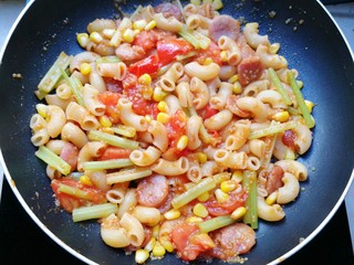 13、火腿彩蔬炒意粉,翻炒入味即可盛盘子里了