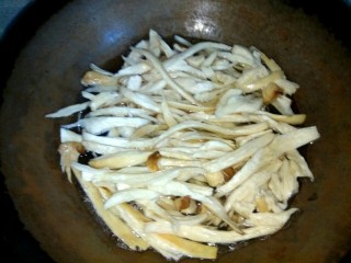 4、炝拌杏鲍菇,锅中放入适量清水 ，放入杏鲍菇，烧开几分钟