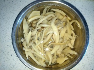 5、炝拌杏鲍菇,捞出放入冷水中