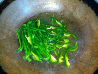 6、炝拌杏鲍菇,把青椒放入开水中烫一下