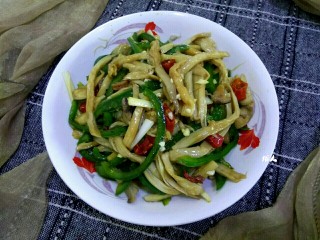 12、炝拌杏鲍菇,搅拌均匀即可