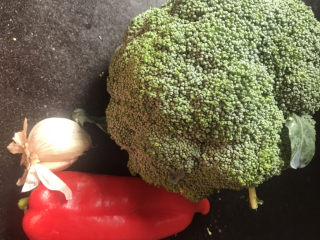 1、凉拌西兰花（减脂）,准备好食材备用