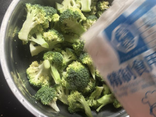 3、凉拌西兰花（减脂）,洗干净后加少许盐