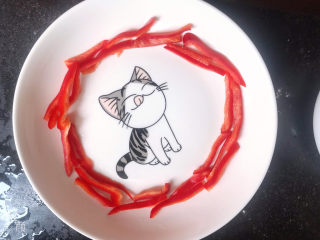 14、凉拌西兰花（减脂）,红椒丝摆入盘中