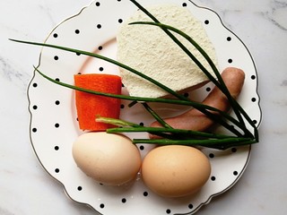 1、宝宝辅食—香肠馒头抱蛋,准备好食材