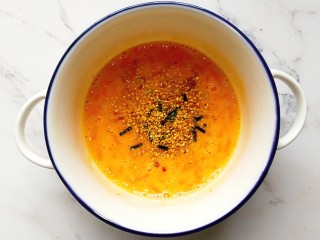 4、宝宝辅食—香肠馒头抱蛋,倒入一包拌饭料调味拌匀(没有的可以加适量食盐)