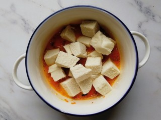 5、宝宝辅食—香肠馒头抱蛋,放入馒头,浸满胡萝卜鸡蛋液