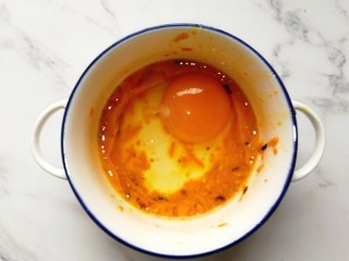 7、宝宝辅食—香肠馒头抱蛋,再打一个鸡蛋到刚才浸馒头剩下的蛋液里,搅拌均匀
