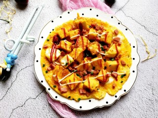 11、宝宝辅食—香肠馒头抱蛋,再挤上适量的宝宝番茄酱和蛋黄酱,超级好吃~