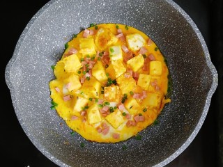 10、宝宝辅食—香肠馒头抱蛋,煎至全熟后,撒上葱花即可出锅