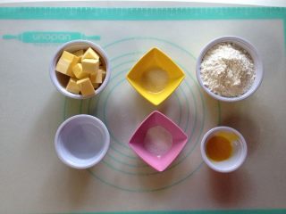 1、西兰花培根咸派,准备好所需派皮材料，黄油室温软化，低筋面粉过筛