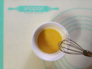 2、西兰花培根咸派,蛋黄和水混合搅拌均匀