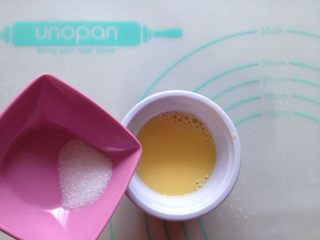3、西兰花培根咸派,加入细砂糖和盐搅拌使其融化后放入冰箱冷藏