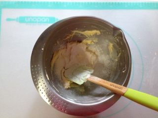 5、西兰花培根咸派,加入过筛的低筋面粉