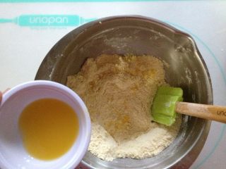 7、西兰花培根咸派,加入冷藏的蛋黄液