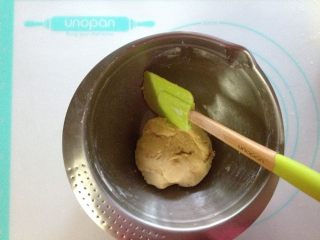 8、西兰花培根咸派,用刮刀将面粉压成团