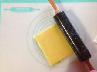 9、西兰花培根咸派,将成团的派皮装入密封袋（保鲜膜）包好，用擀面杖擀成2cm厚度，冰箱冷藏一晚