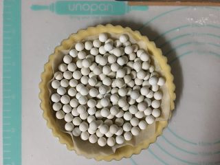 12、西兰花培根咸派,取出冷冻的派皮，垫上锡纸或油纸（压上重石）烤箱预热200度烘烤25分钟左右