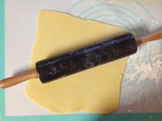 10、西兰花培根咸派,取出冷藏的派皮（用擀面杖敲打变软），擀成5mm的派皮