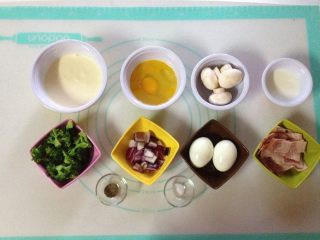 13、西兰花培根咸派,烘烤派皮时，准备馅料和馅料液；西兰花洗净焯水沥干备用，洋葱切丁和培根爆炒，蘑菇洗净切片，白煮蛋切片备用
