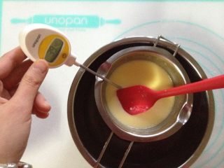 14、西兰花培根咸派,淡奶油加牛奶混合加热