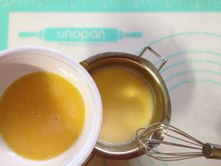 15、西兰花培根咸派,将全蛋液缓慢加入淡奶油与牛奶混合液中，并用手动打蛋器搅拌均匀