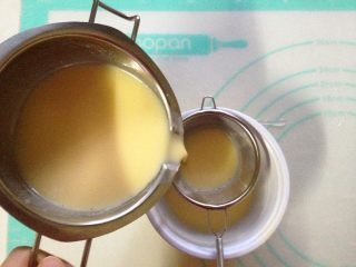 16、西兰花培根咸派,全部馅料液混合后，过滤一下