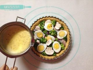 18、西兰花培根咸派,将馅料的食材铺满在烤好的派皮上，倒入馅料液至9分满