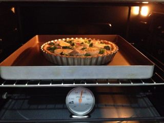 19、西兰花培根咸派,烤箱预热200度，上下火，中层180度烘烤25分钟，直至表面内陷成固体状即可