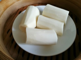 1、????爱心焗山药????,将去皮的山药冲洗干净后切成段，放入蒸锅蒸熟。